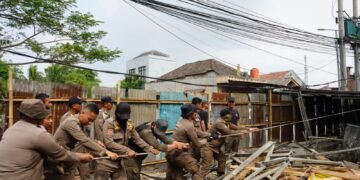 Berdiri di Area Jalan, 17 Lapak PKL di Citeureup Dibongkar