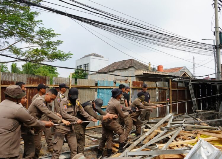 Berdiri di Area Jalan, 17 Lapak PKL di Citeureup Dibongkar