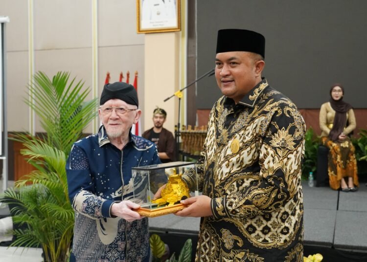 Puncak HJB, Bupati Bogor Terima Tanda Kehormatan dari Kerajaan dan Kesultanan Nusantara
