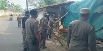 118 Lapak PKL di Kemang Dibongkar, Kali Angke Dinormalisasi 