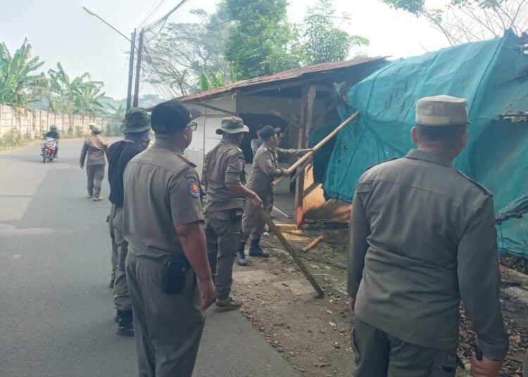 118 Lapak PKL di Kemang Dibongkar, Kali Angke Dinormalisasi 