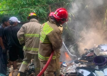 Percikan Api Las Bakar Gudang Rongsok di Babakan Madang