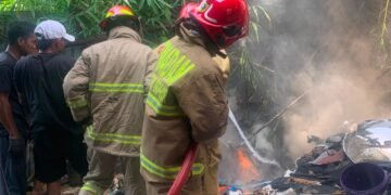 Percikan Api Las Bakar Gudang Rongsok di Babakan Madang
