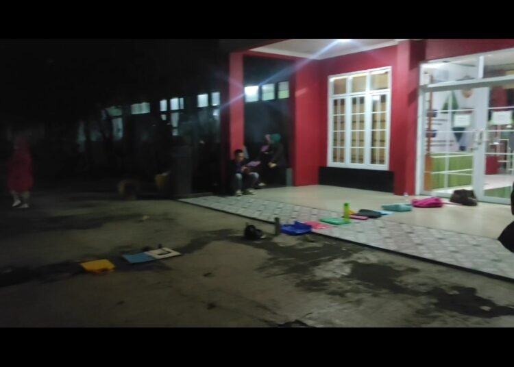 Takut Tak Masuk Sekolah Favorit, Ratusan Orang Tua Antri Sejak Subuh Daftar Anak ke SDN Cipta Bina Mandiri Sukabumi