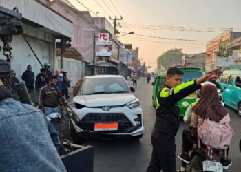 1 ORANG LUKA DALAM KECELAKAAN CANTER TABRAK TOYOTA RAIZE DI CISAAT SUKABUMI