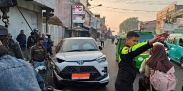 1 ORANG LUKA DALAM KECELAKAAN CANTER TABRAK TOYOTA RAIZE DI CISAAT SUKABUMI