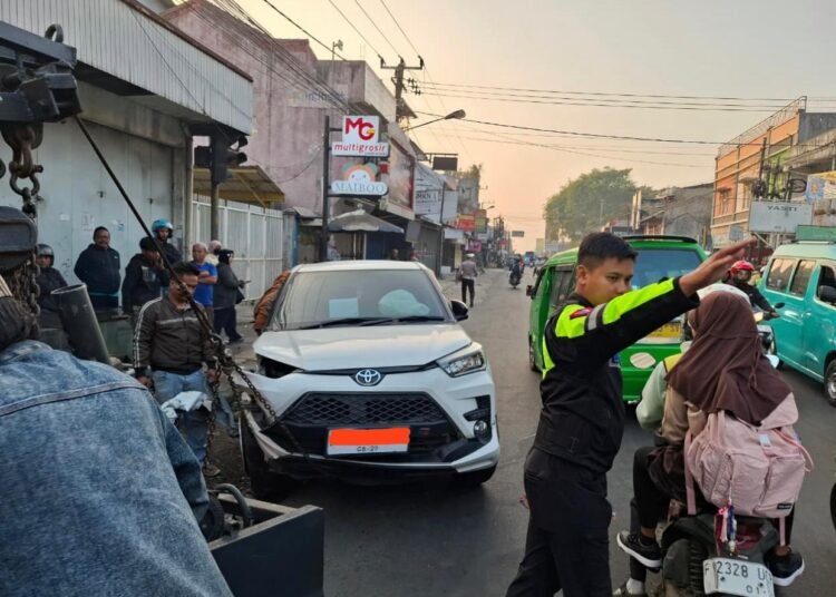 1 ORANG LUKA DALAM KECELAKAAN CANTER TABRAK TOYOTA RAIZE DI CISAAT SUKABUMI