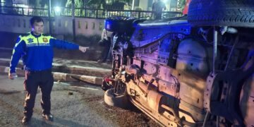 Tabrak Pagar Tembok Polsek Ciawi, Minibus Terguling