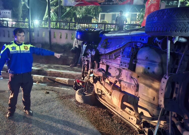 Tabrak Pagar Tembok Polsek Ciawi, Minibus Terguling