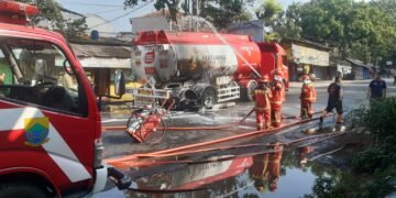 Truk Tangki Pertamina Muat 24 Ribu Liter Terbakar di Warungkondang Cianjur