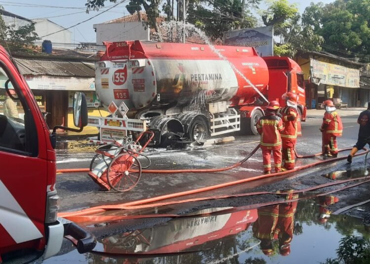 Truk Tangki Muat 24 Ribu Liter BBM Terbakar di Warungkondang Cianjur