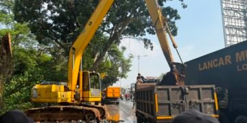 Timbunan Sampah Kali Baru Bikin Geleng-geleng Kepala, 40 Truk Dikerahkan