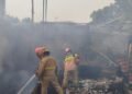 Akibat Korsleting Listrik, Rumah Panggung Bambu di Kemang Ludes Terbakar