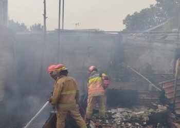 Akibat Korsleting Listrik, Rumah Panggung Bambu di Kemang Ludes Terbakar 