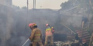 Akibat Korsleting Listrik, Rumah Panggung Bambu di Kemang Ludes Terbakar