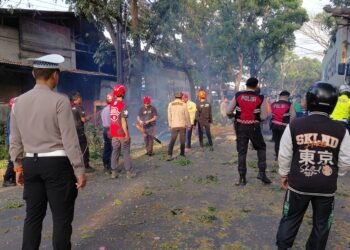 Truk Kontainer Tabrak Pohon hingga Tumbang di Jalan Raya Bandung Cianjur, Lalu Lintas Sempat Lumpuh