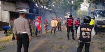 Truk Kontainer Tabrak Pohon hingga Tumbang di Jalan Raya Bandung Cianjur, Lalu Lintas Sempat Lumpuh