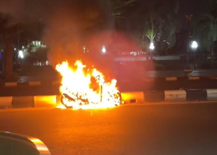 Diawali Percikan Api, Sepeda Motor Warga Cibinong Terbakar