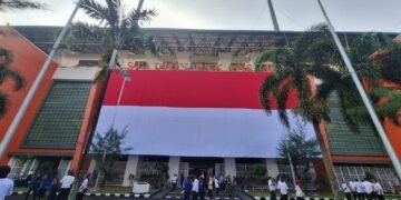 Simbol Penghormatan Jelang HUT RI, Bendera Merah Putih Raksasa Dipasang di Stadion Pakansari