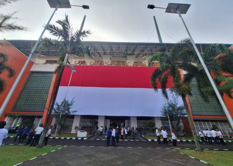 Simbol Penghormatan Jelang HUT RI, Bendera Merah Putih Raksasa Dipasang di Stadion Pakansari