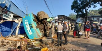 Truk Fuso Bawa Alat Berat Tabrak Pikap di Cugenang, Dua Orang Tewas