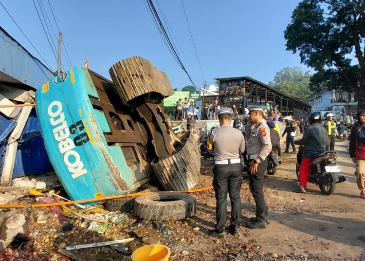 Truk Fuso Bawa Alat Berat Tabrak Pikap di Cugenang, Dua Orang Tewas