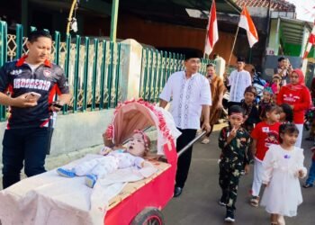 Meriahkan HUT RI, Warga Pangkalan Raya Cibuluh Karnaval dengan Kostum Bayi Ajaib