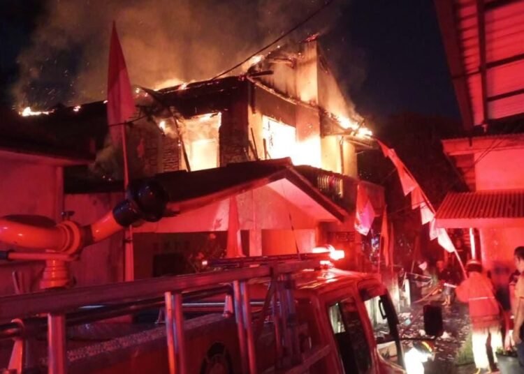 Rumah di Sukaraja Terbakar Gegara Korsleting saat Cas HP