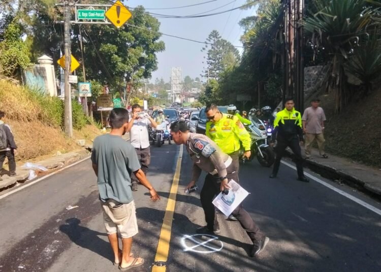 Gagal Menyalip, Pasutri Tewas Terlindas Truk di Jalur Puncak