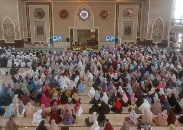 Ratusan Jemaah Hadiri Maulid Nabi Muhammad SAW di Masjid Agung 