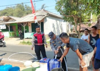 Polres Cianjur Salurkan 11.500 Liter Air Bersih untuk Warga Terdampak Kekeringan di Haurwangi