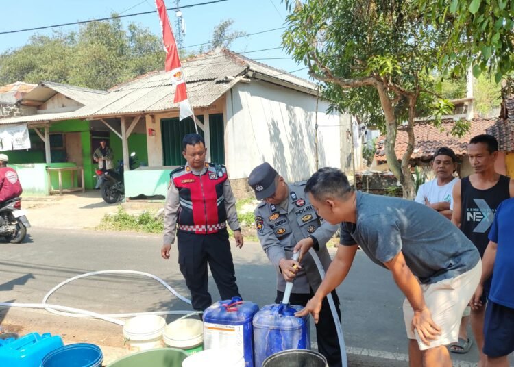 Polres Cianjur Salurkan 11.500 Liter Air Bersih untuk Warga Terdampak Kekeringan di Haurwangi