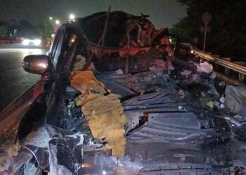 Sopir Mengantuk, Mobil Ringsek Usai Tabrak Truk di Tol Jagorawi