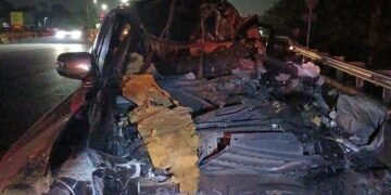 Sopir Mengantuk, Mobil Ringsek Usai Tabrak Truk di Tol Jagorawi