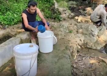 Krisis air di Sukabumi, warga Cibadak terpaksa gunakan air kubangan