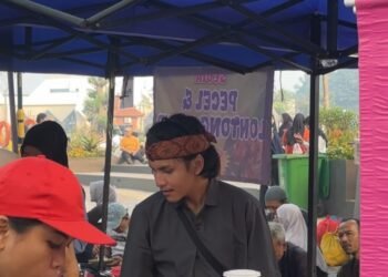 Perkuat Identitas Budaya, Pedagang CFD Tegar Beriman Kenakan Pakaian Adat Sunda 