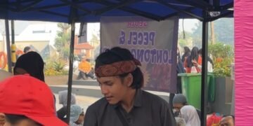 Perkuat Identitas Budaya, Pedagang CFD Tegar Beriman Kenakan Pakaian Adat Sunda