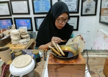 Batikayudewi, UMKM Kota Bogor Kenalkan Seni Batik di Media Kayu