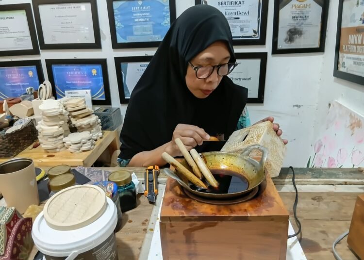 Batikayudewi, UMKM Kota Bogor Kenalkan Seni Batik di Media Kayu