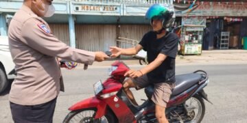 Polres Bogor Bagikan Masker Antisipasi Abu Vulkanik Gunung Krakatau