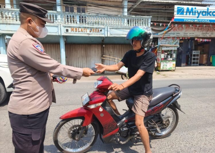Polres Bogor Bagikan Masker Antisipasi Abu Vulkanik Gunung Krakatau