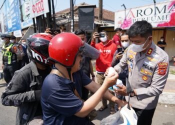 Polres Cianjur Bagikan 2.000 Masker Antisipasi Sebaran Abu Vulkanik Gunung Anak Krakatau