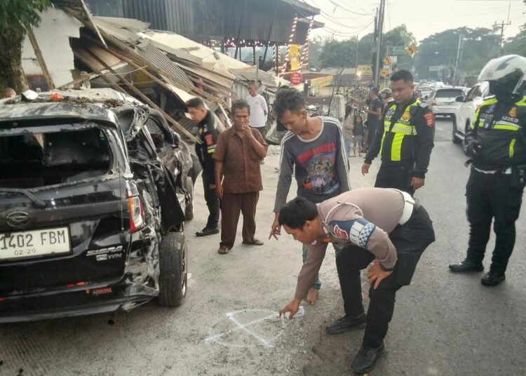 Truk Box Alami Rem Blong di Puncak, Dua Orang Luka-luka