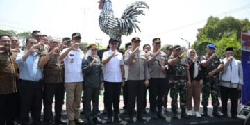 Kapolda Jabar Resmikan Tugu Knalpot Ayam Pelung di Cianjur