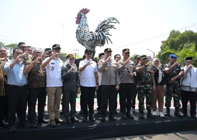Kapolda Jabar Resmikan Tugu Knalpot Ayam Pelung di Cianjur