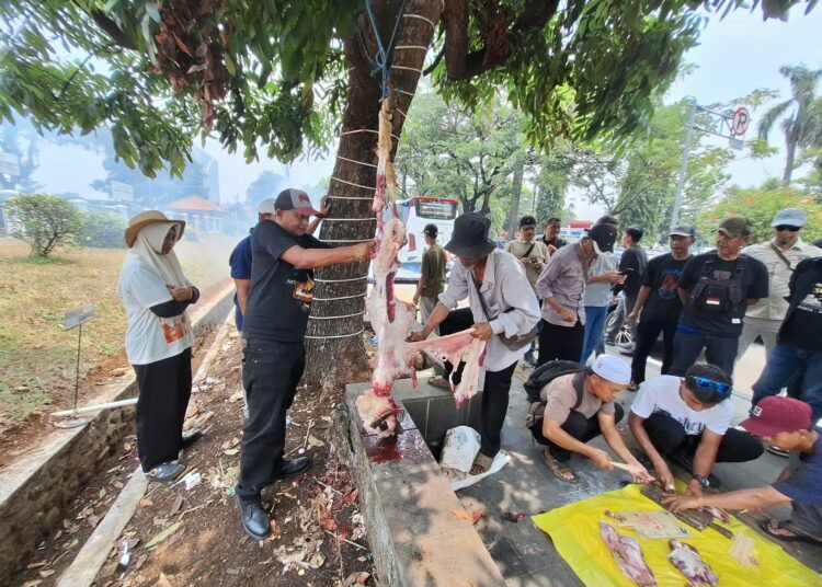 Usai Kepala Pertanahan Bogor Kena OTT KPK, Warga Potong Kambing di Depan Kantor BPN