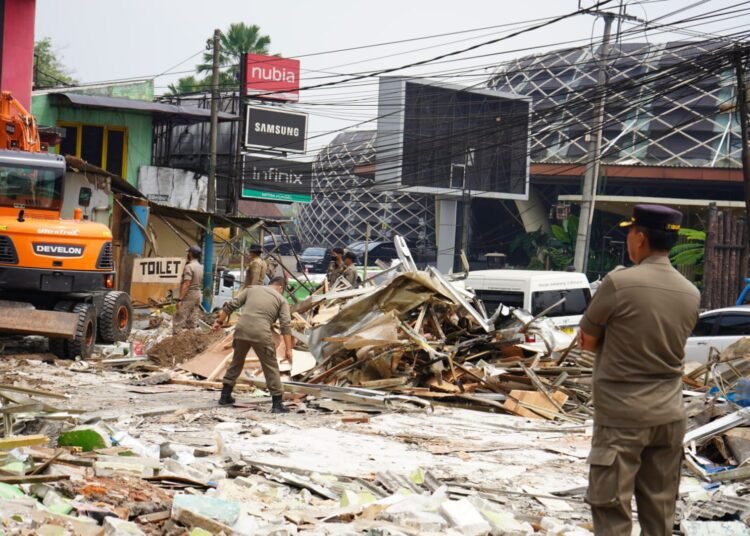 79 Bangunan PKL di Puncak Dibabat Satpol PP