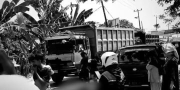 Kernet Pikap Tewas Ditabrak Truk saat Rapikan Tumpukan Kayu di Parungpanjang
