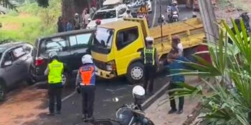 Kecelakaan Cugenang Libatkan Empat Kendaraan, Tumpahan Solar Bikin Jalan Licin