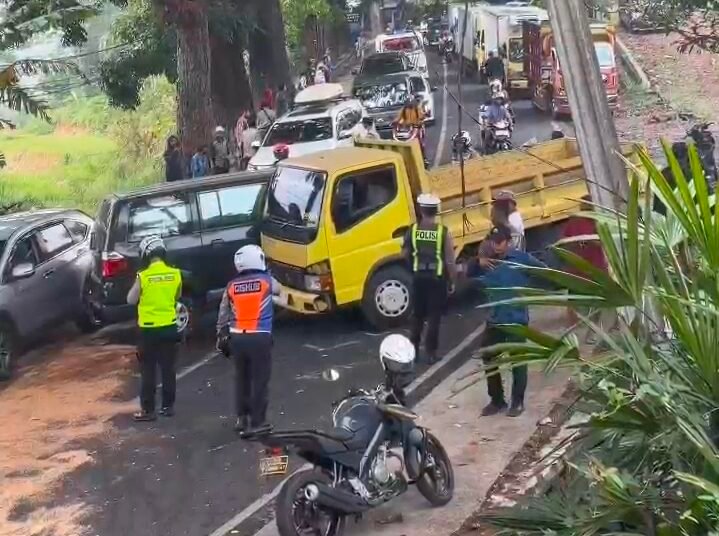 Kecelakaan Cugenang Libatkan Empat Kendaraan, Tumpahan Solar Bikin Jalan Licin